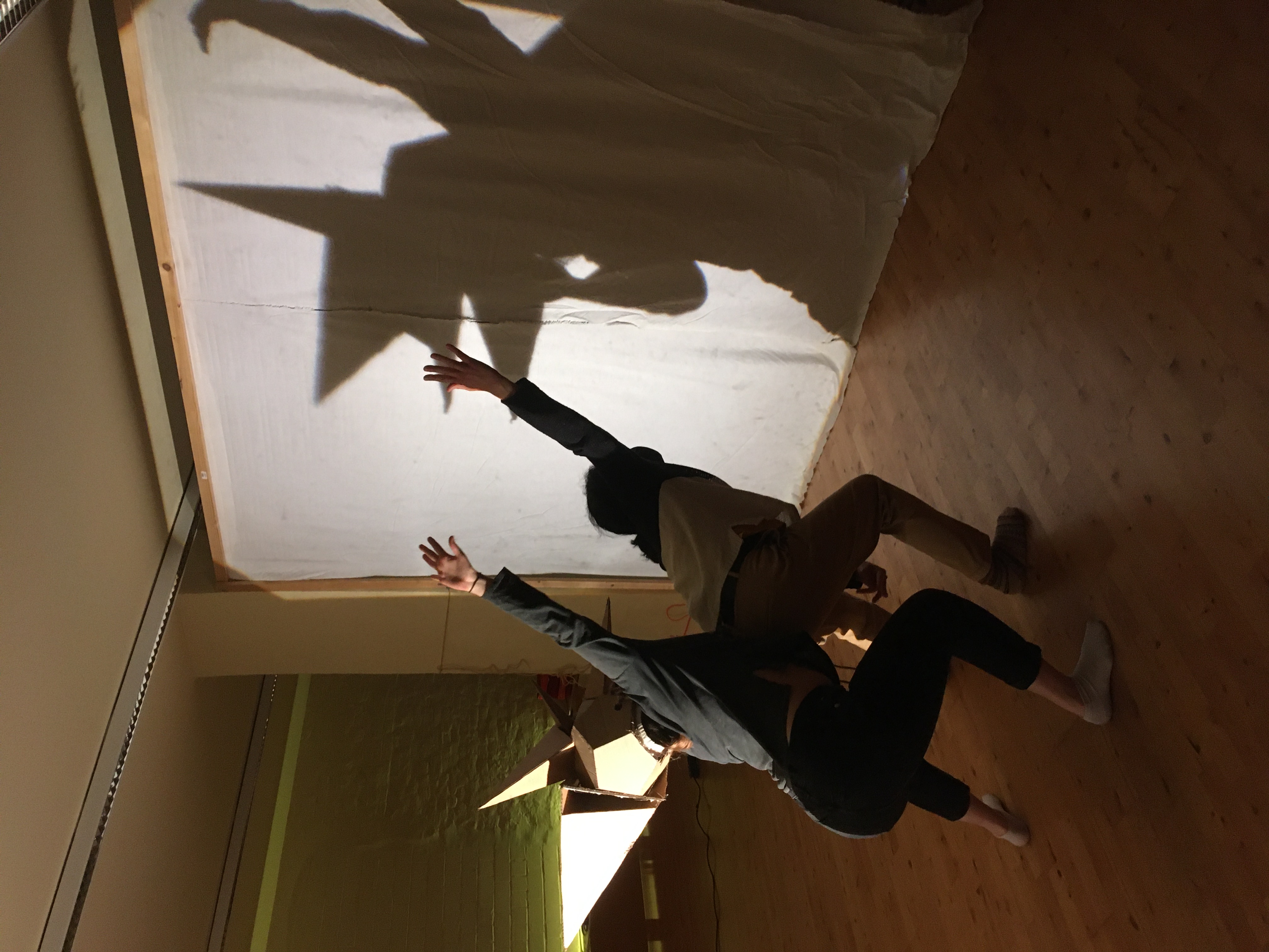 abstrakte Maske vor einer Schattenwand