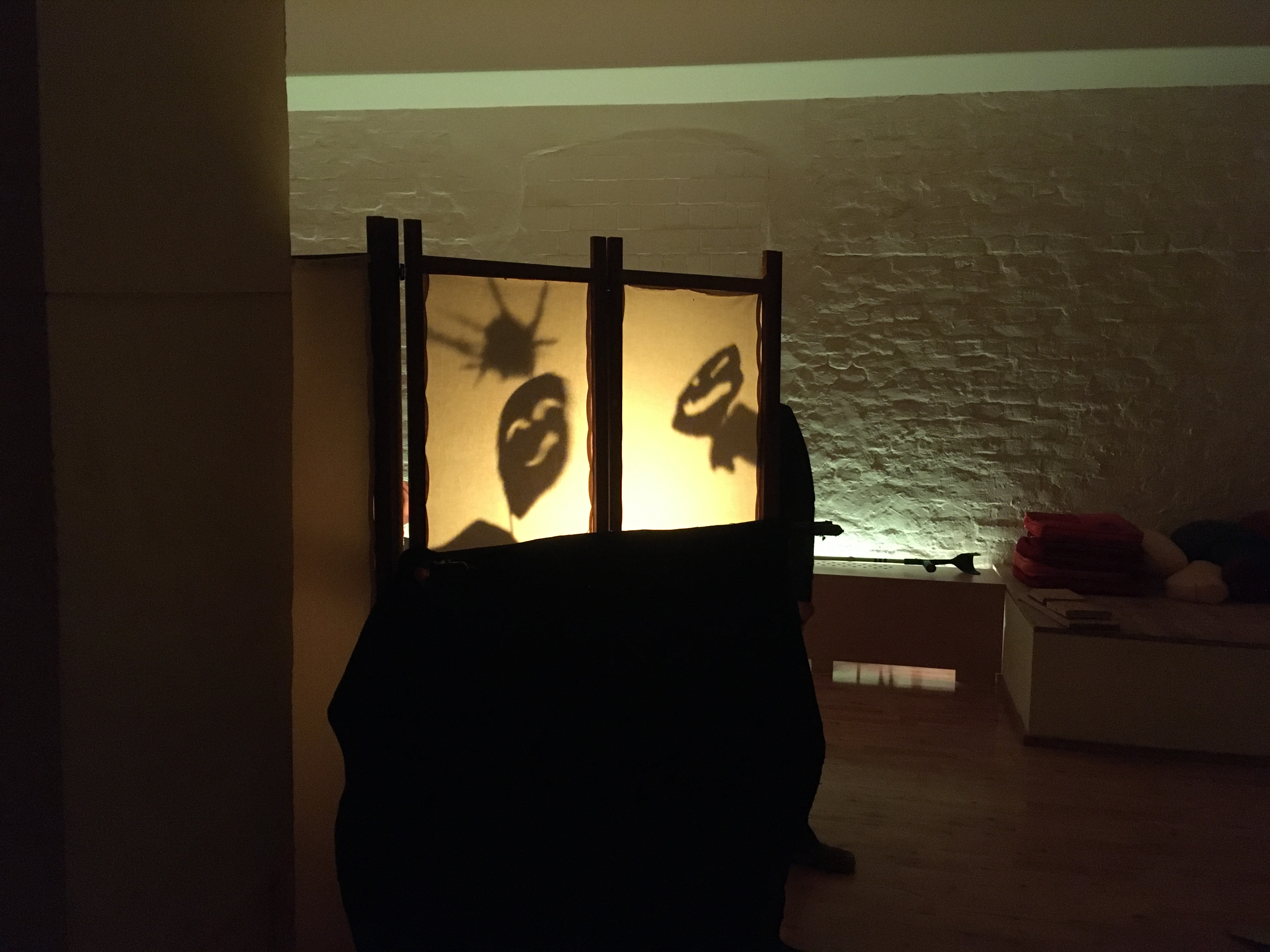 Schattenspiele hinter einer Schattenwand